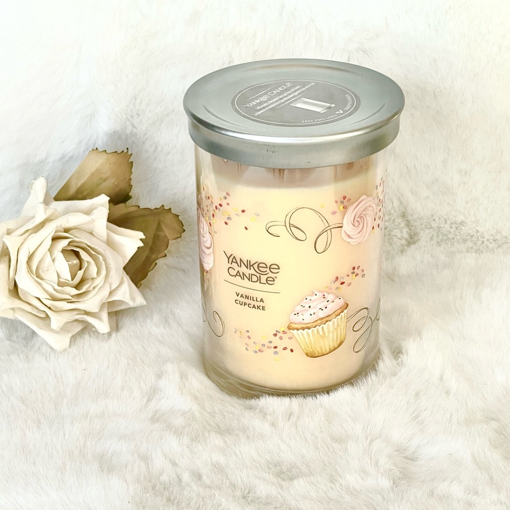 New with tags YANKEE CANDLE Vanilla Cupcake scented and decorated glass candle